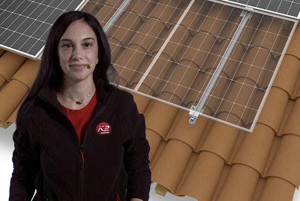 Giulia com uma ilustração de parafusos de fixação em telhas Coppo