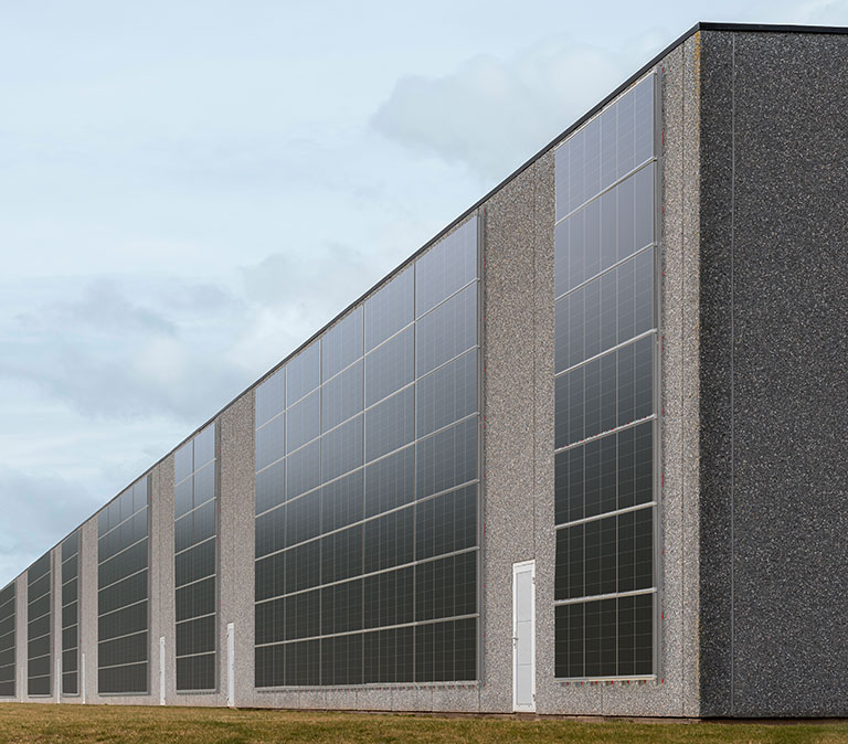 PV-Anlage FacadeRail Montagesystem auf Betonwand als vorgehängte Fassade